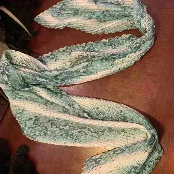 NWOT Blue and White Snakeprint Scarf - Picture 2 of 4